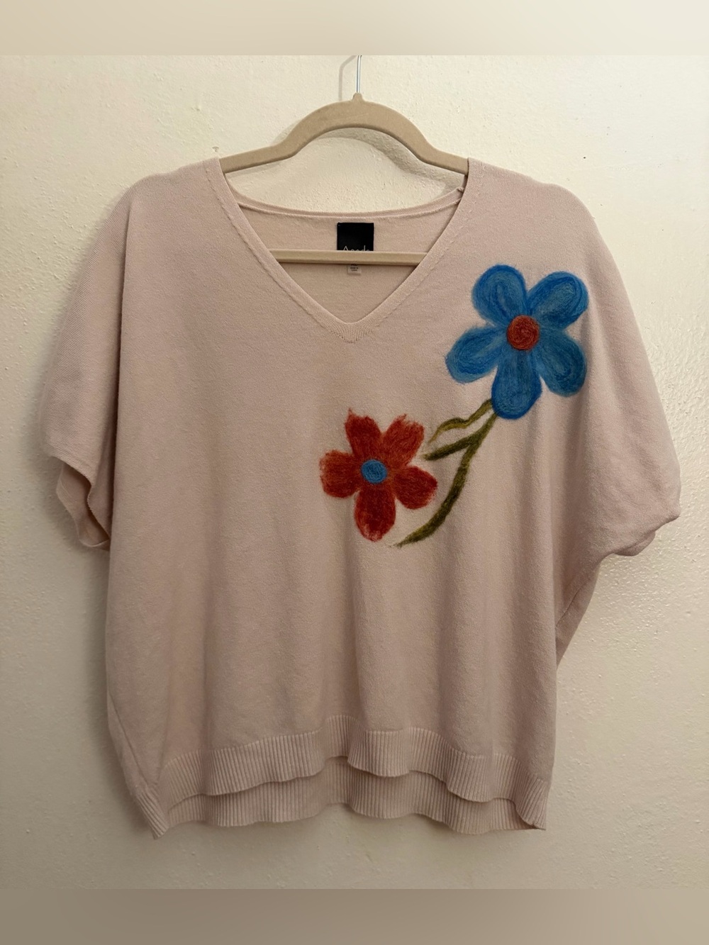 Aaeda Size XL Soft Pink V-Neck Sweater with Blue & Red Floral Appliqué Excellent